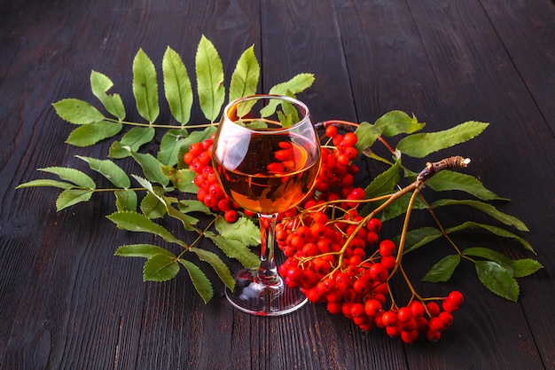 Tintura di sorbo di alcool in vetro, concetto di alcol fatto a mano