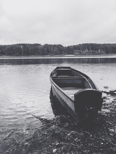 Photo rowboat by river