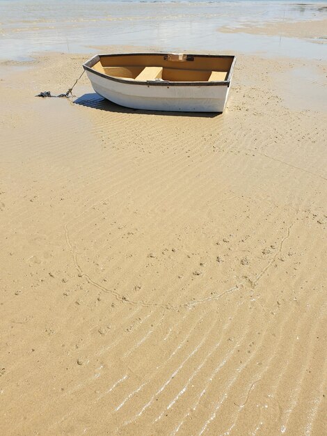 Photo rowboat on sand at low tide