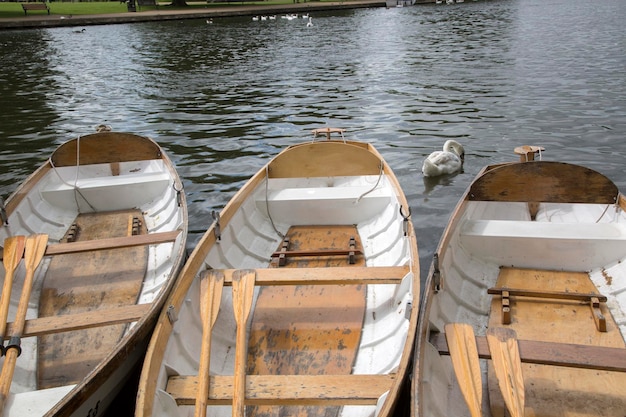 写真 川、ストラットフォード アポン エイボン、イングランド、英国の手漕ぎボート