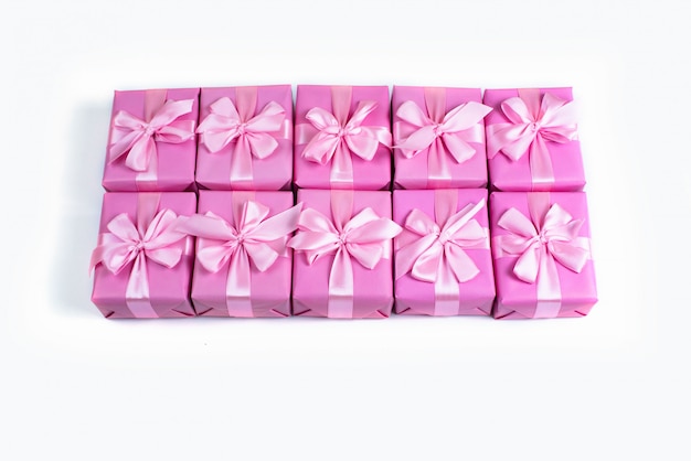 선물 장식 리본 새틴 나비 핑크 상자의 행 평면 배치의 평면도