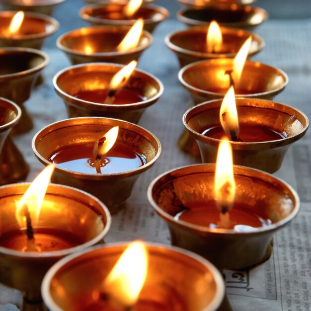 インドの寺院のろうそくの列