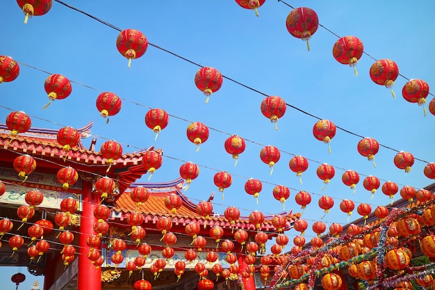 중국 불교 사원 안뜰을 가로질러 장식된 중국 설날 등불이 줄지어 늘어서 있습니다.
