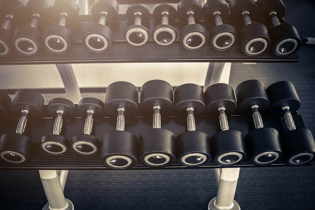 Foto righe di manubri in palestra con contrasto hign