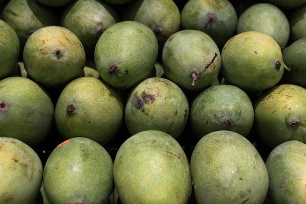 Фото Манго - один из самых популярных фруктов для употребления в пищу. фрукты манго содержат витамин с.