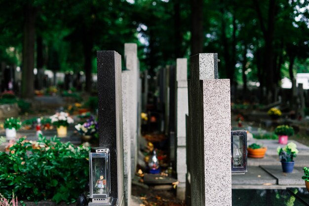 가톨릭 묘지에 오래된 버려진 무덤이 줄지어 늘어서 있습니다. 삐걱거리는 묘비.