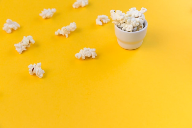 Righe di popcorn e piccola ciotola con popcorn. cinema per bambini, film per bambini