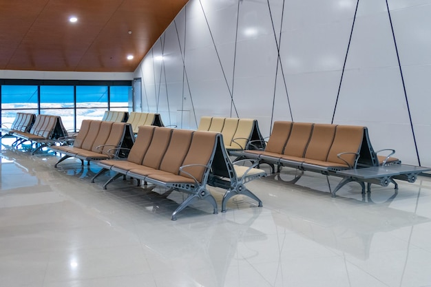 File di sedili nella moderna lounge dell'aeroporto