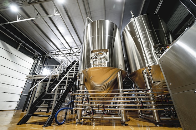 Foto righe di serbatoi in acciaio per la fermentazione e la maturazione della birra in un birrificio artigianale
