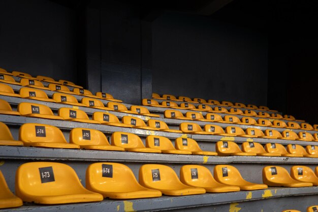 Ряды свободных стульев на огромном стадионе — предвкушение аплодисментов и волнения еще не наполнило воздух.