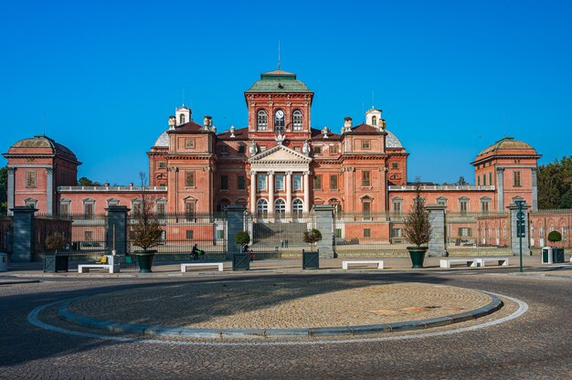 Piedmont에 위치한 Royal Castle of Racconigi는 세계 문화 유산으로 지정된 사보이 왕가 저택의 일부입니다.