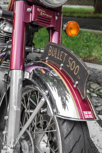 Foto royal enfield vintage motorfiets bergamo italie 13 juli 2018