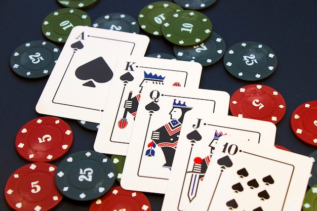 Карты флеш-рояль. Карточная игра, карты на столе. Покер и блэкджек, играйте в карты.