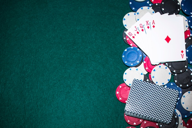 Foto royal flush speelkaart over de casinofiches op groene pokertafel