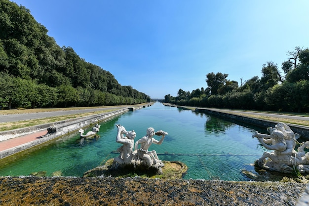 Королевский дворец Касерты (итальянский: Reggia di Caserta) - бывшая королевская резиденция в Касерте, южная Италия, включенная в список Всемирного наследия ЮНЕСКО.