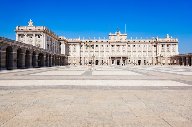 Foto il palazzo reale di madrid o palacio real de madrid è la residenza ufficiale della famiglia reale spagnola a madrid, spagna