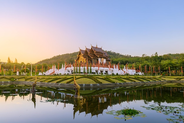 Foto royal pavilion ho kum luang lanna stijl paviljoen in royal flora rajapruek park botanische tuin chiang mai thailand