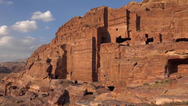 Tombe reali e via delle facciate nel sito del patrimonio mondiale di petra jordan