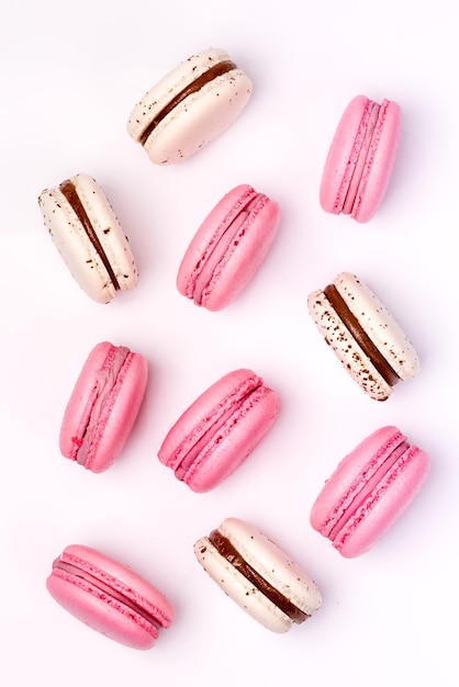 Roze aardbei en witte karamel en zout Macarons Frans delicaat dessert Roze en witte pastel Macarons verticaal plat leggen