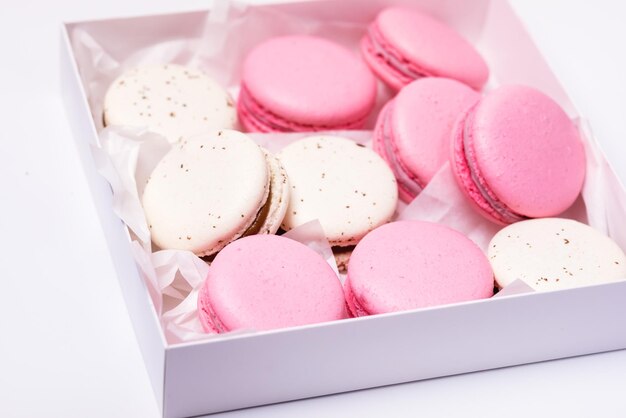 Roze Aardbei en Witte Karamel en Zout Macarons in Doos Frans Delicaat Dessert