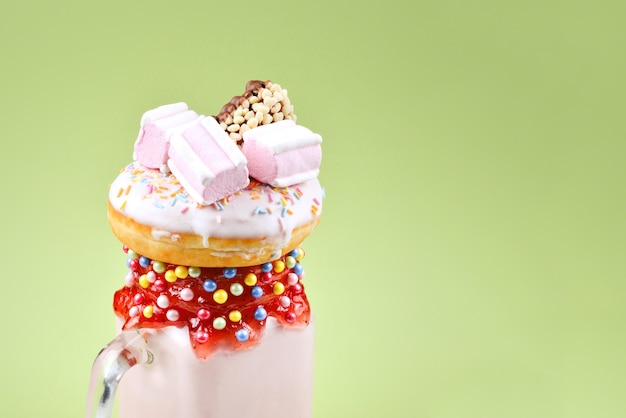 Roze aardbei freakshake met marshmallow en snoep.