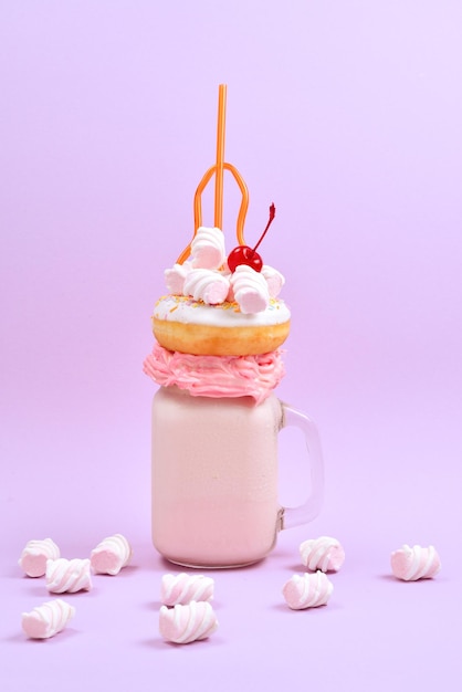 Roze aardbeienfreakshake met marshmallow en snoep