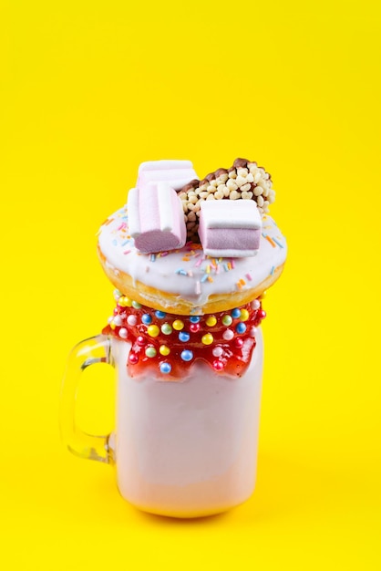 Roze aardbeienfreakshake met marshmallow en snoep