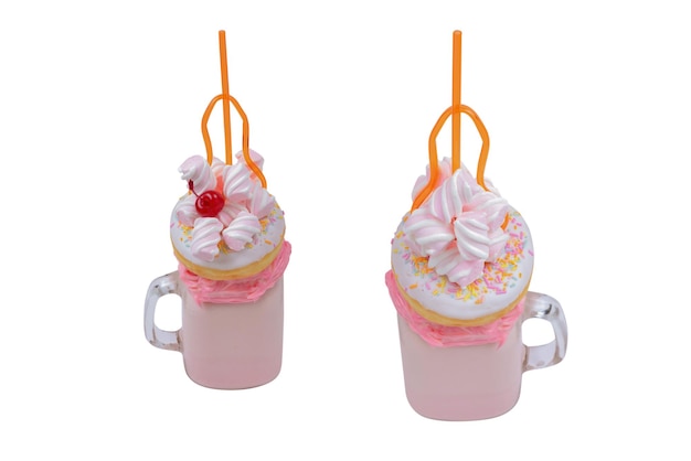 Roze aardbeienfreakshake met marshmallow en snoep