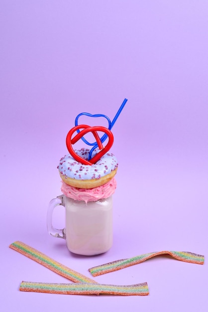 Roze aardbeienfreakshake met marshmallow en snoep