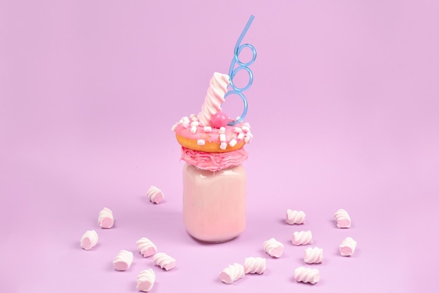 Roze aardbeienfreakshake met marshmallow en snoep