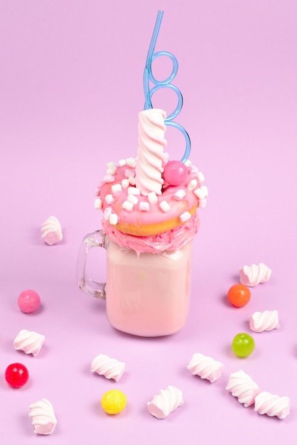 Roze aardbeienfreakshake met marshmallow en snoep