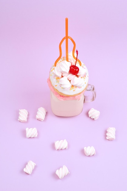 Roze aardbeienfreakshake met marshmallow en snoep