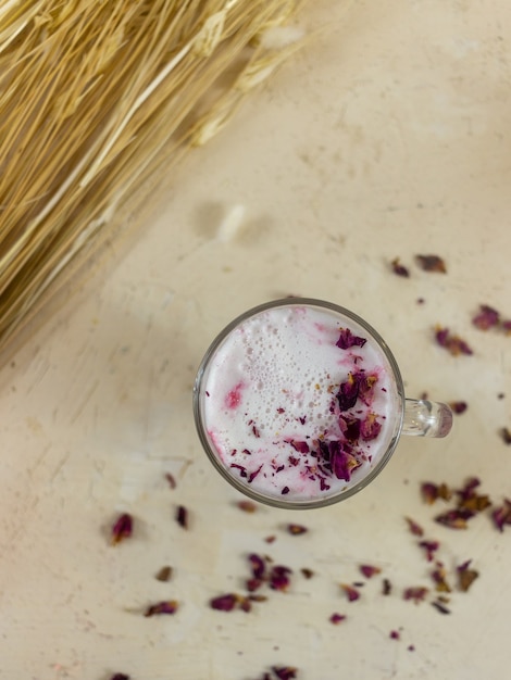 roze aardbeienmilkshake op tafel