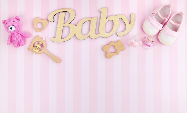 Roze accessoires voor babymeisjes. Selectieve aandacht. Kleur.