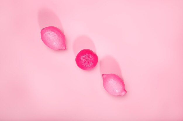 Foto roze achtergrond van conceptuele citrus met mandarijnen sinaasappels en citroenen