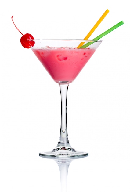 Roze alcoholcocktail in geïsoleerd martini-glas