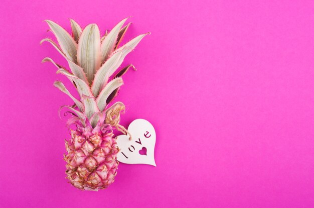 Roze ananas op roze oppervlak