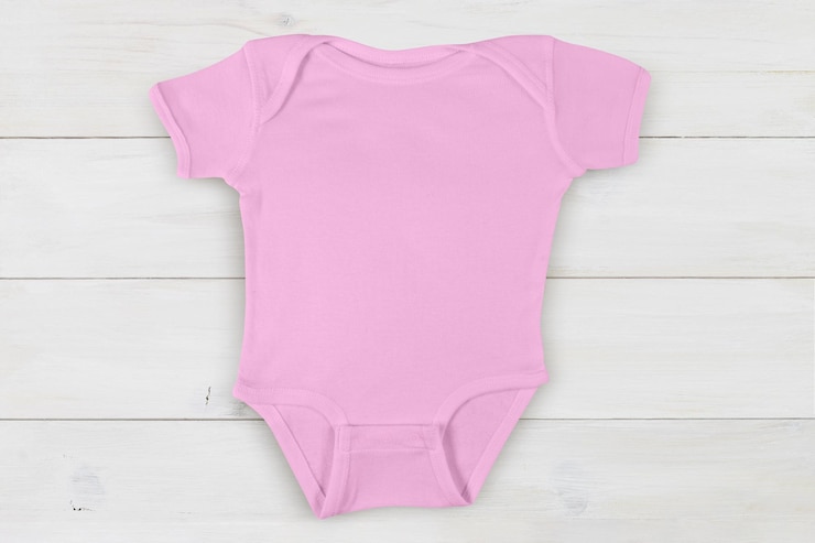 Foto roze babyrompermodel op minimale houten achtergrond