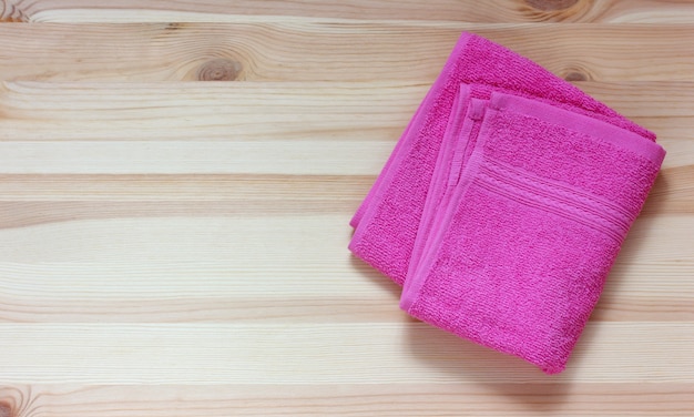 Roze badstofhanddoek op houten lijst