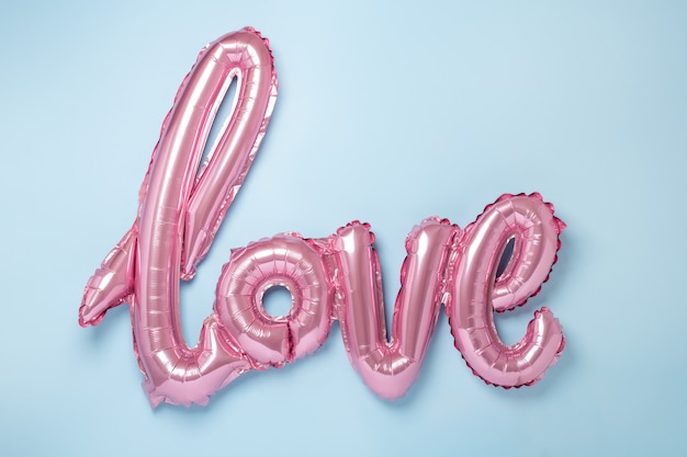 Roze ballonnen in de vorm van woord Love