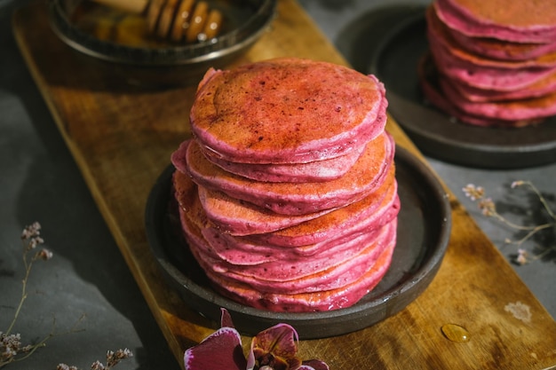 Roze bietenpannenkoekjes met honing