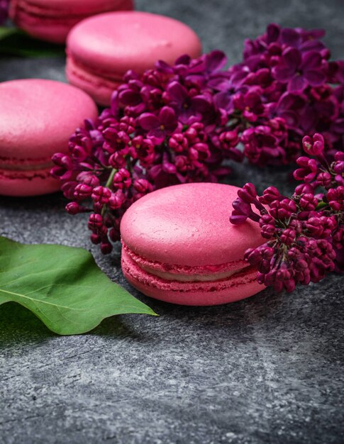 Roze bitterkoekjes en lila.