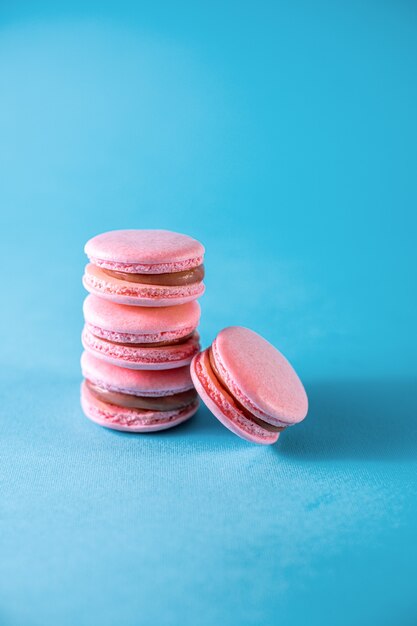 Roze bitterkoekjes op een blauwe achtergrond