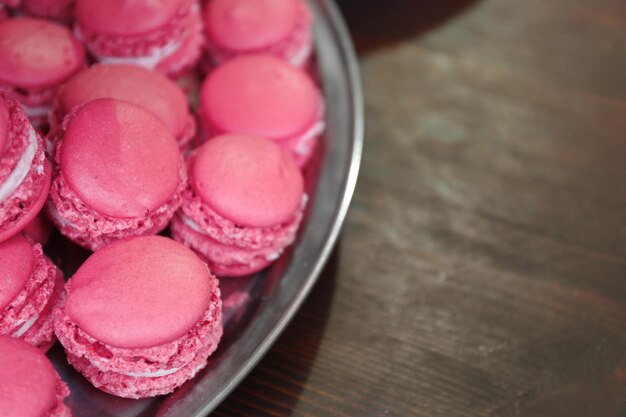 Roze bitterkoekjes op plaat close-up