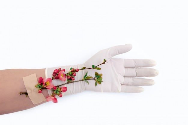 Roze bloem plakband hand medische handschoen patch witte achtergrond