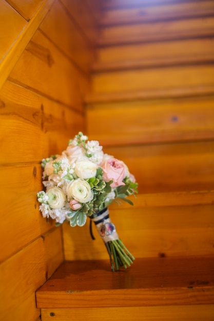 Roze bloemen boeket zittend op schuur trappen