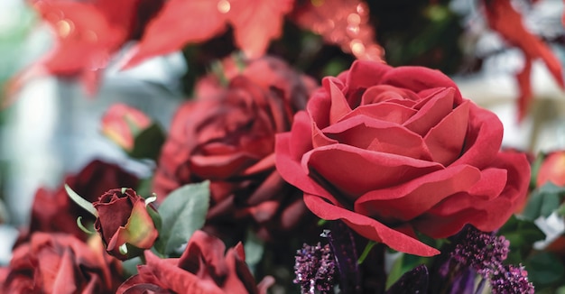 Roze bloemen in vaas met kopie ruimte