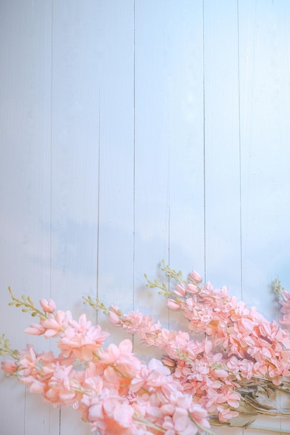 Roze bloemen op blauwe houten achtergrond