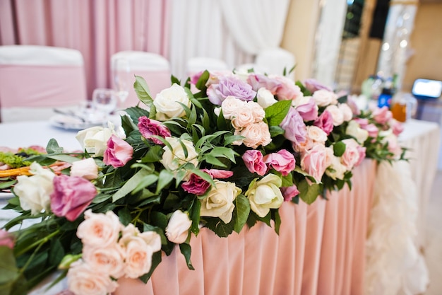 Roze bloemenboeket aan trouwtafel