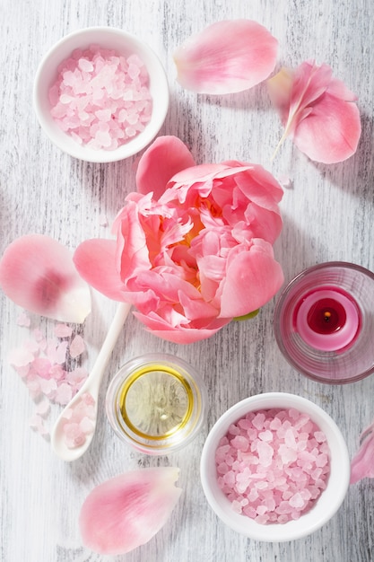 Roze bloemzout pioen etherische olie voor spa en aromatherapie